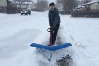 Snow-Manuel-Ackerman-and-his-homemade-super-shovel-KM-Nov-1-2017-e1509565425908.jpg