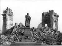 Bundesarchiv_Bild_183-60015-0002,_Dresden,_Denkmal_Martin_Luther,_Frauenkirche,_Ruine.jpg