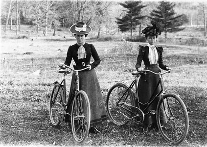 circa_1900_bicycling_ladies_Schenectady.jpg