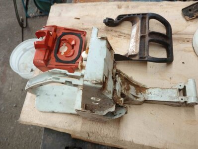 044tank, carb box&flag.jpg