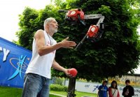 a_aaa-chainsaws-juggling_7212.jpg