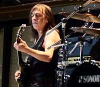 Malcolm_Young_en_2010.jpg