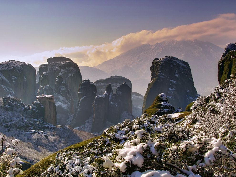 meteora-greece-snow_27046_990x742.jpg