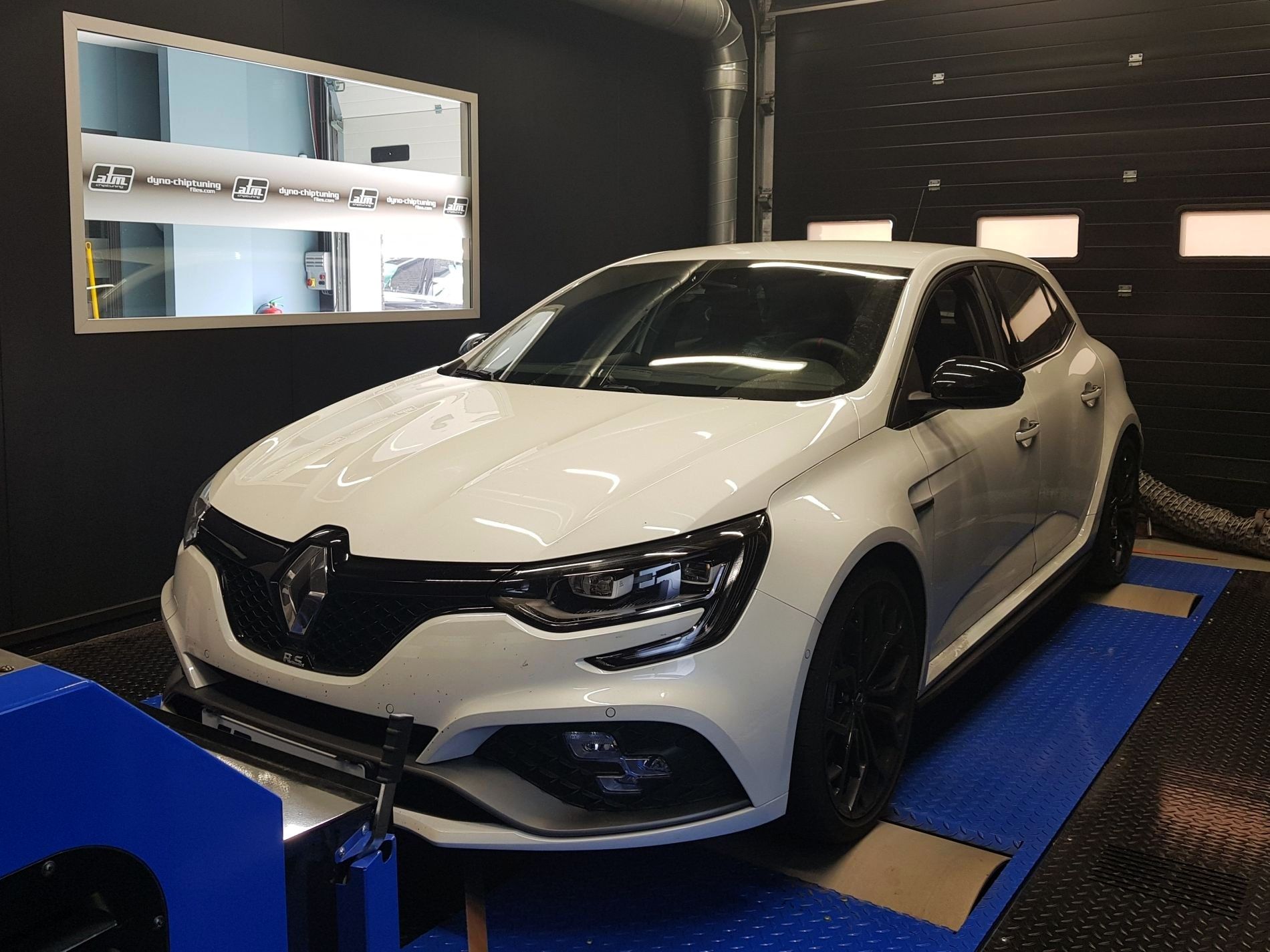170541924.hg3vvjpm.megane.jpg