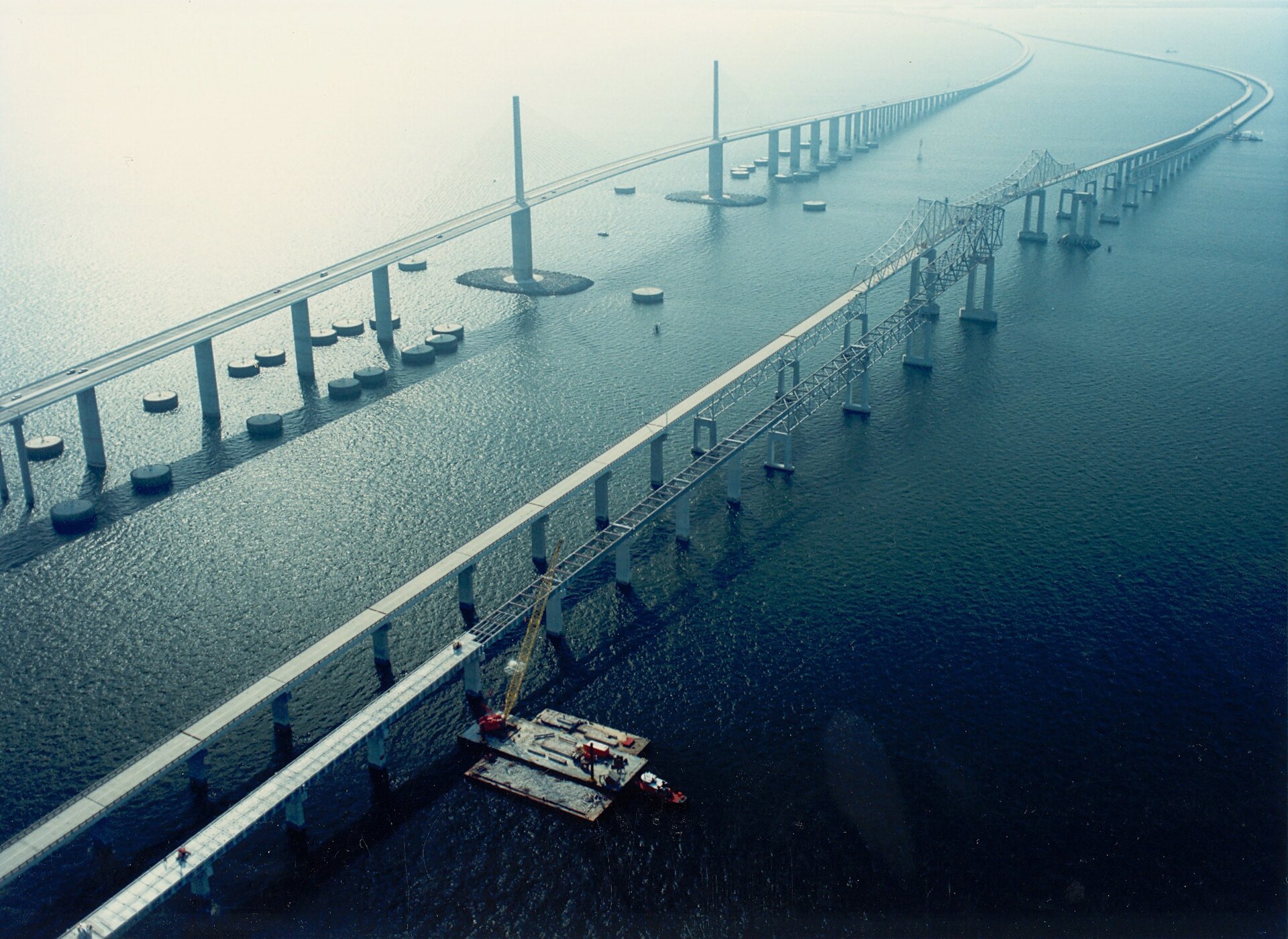 1920px-Skyway_Bridge_old_and_new.jpg
